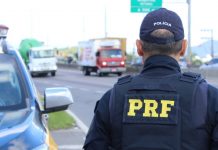 Agente da PRF fiscaliza veículos transitando