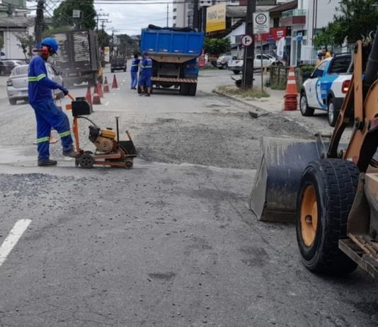 Rua de Joinville fica em meia pista para obra de repavimentação