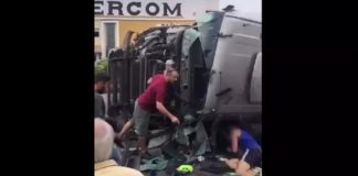 VÍDEO – Caminhão despenca de viaduto na BR-101, em Santa Catarina