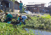 adolescentes e voluntários limpam rios do morro do meio