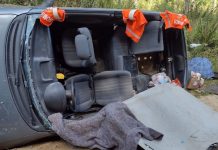 Motorista e passageira são resgatados pelo teto após veículo capotar, no Planalto Norte