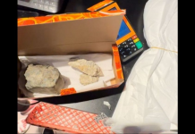 caixa de lanche com pedras