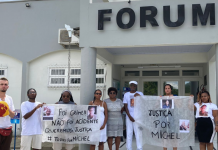 VÍDEO – Manifestação pede justiça por jovem que morreu em acidente na BR-280, em Araquari familai emf rente ao forum de araquari manifestando por justiça