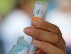 siringa retirando vacina de frasco para ser aplicada