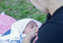 adolescente com um bebê no colo