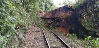 VÍDEO – Trem descarrila após queda de barreiras no Norte de SC