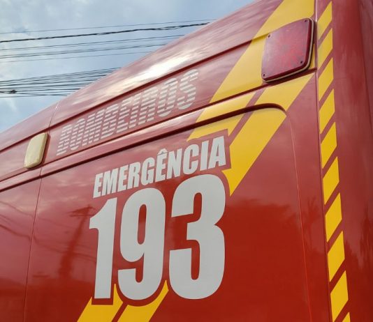Homem é socorrido pelos bombeiros após cair enquanto descarregava caminhão em Araquari