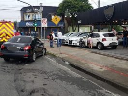 Após acidente, carro invade revendedora e danifica veículos em Joinville