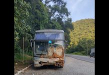Ônibus bate contra barranco e duas pessoas ficam feridas na Serra Dona Francisca, em Joinville