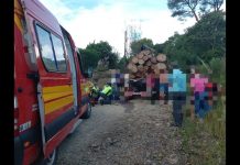 Homem morre após ser esmagado em acidente com caminhão no Norte de SC