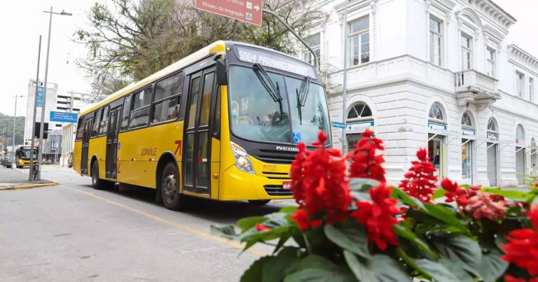 Ônibus pelas ruas de Joinville