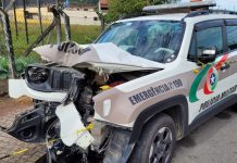 VÍDEO – Viatura da PM colide em poste e policial fica ferido no Vale do Itajaí