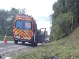 Acidente entre motocicleta e caminhão deixa jovem morto no Norte de SC