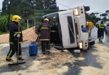Caminhão tomba na BR-280 e motorista fica ferido em Rio Negrinho