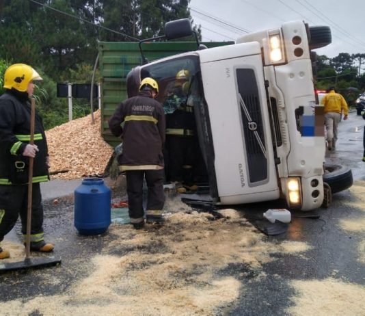 Caminhão tomba na BR-280 e motorista fica ferido em Rio Negrinho
