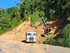 Após queda de barreira, passagem de veículos leves é liberada na Serra de Corupá