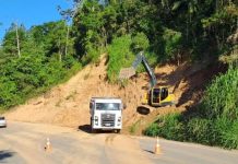 Após queda de barreira, passagem de veículos leves é liberada na Serra de Corupá