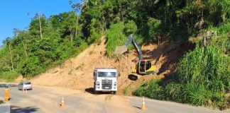 Após queda de barreira, passagem de veículos leves é liberada na Serra de Corupá