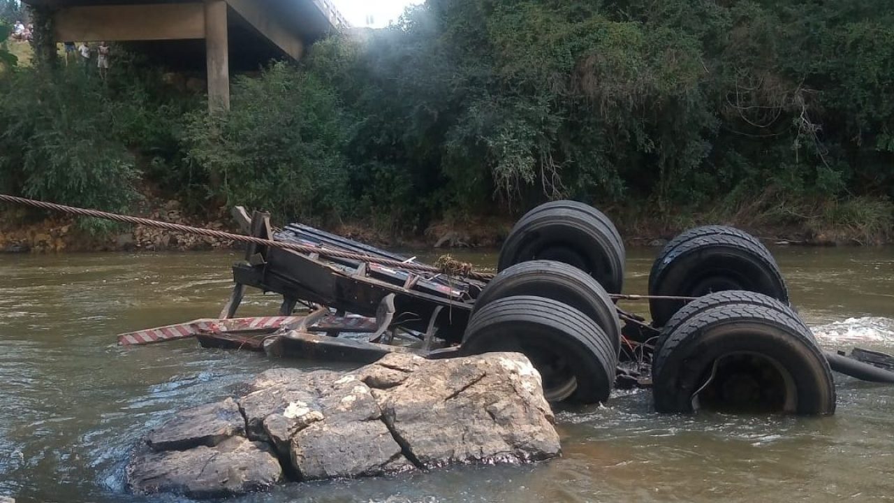 Atenção, motoristas! Pista cedendo em trecho da BR 280 em Rio Negrinho -  Nossas Notícias