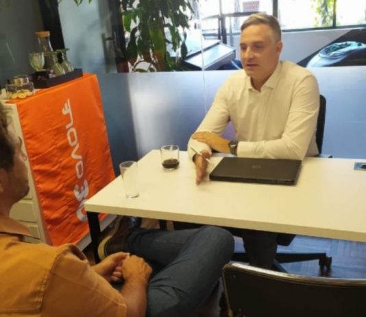 Escritório regional em coworking reduz gasto público pela metade, afirma deputado de Joinville