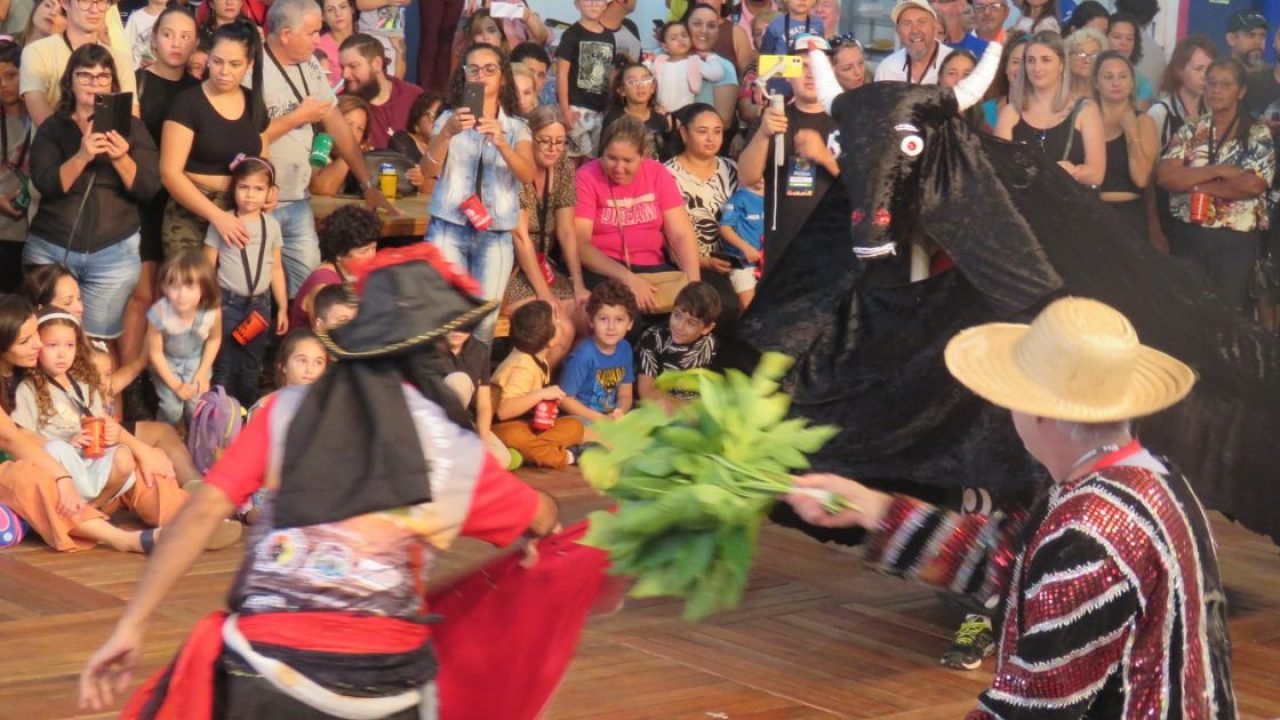 Escondido Dançarino Folclórico Disfarçado De Diabo Em Plaza De