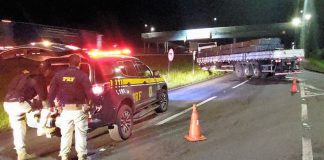 Motorista embriagado tenta manobrar e tranca carreta na BR-101, em Garuva