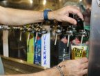 Homem usa torneira para encher copo do Festival Craft Beer com cerveja