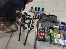 Homem é preso com arsenal na BR-101, em Barra Velha