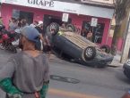 VÍDEO – Carro capota após se envolver em acidente em Joinville