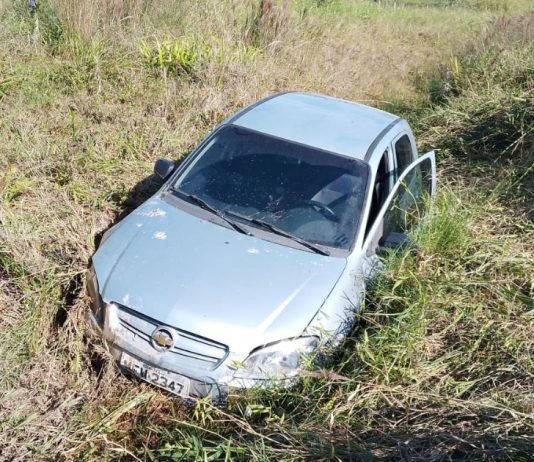 Com filha no carro, motorista sai de pista e cai em valeta, em Araquari