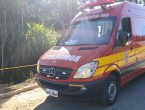 Viatura dos bombeiros militares que atendeu ocorrência de homem que morreu esmagado após trator tombar