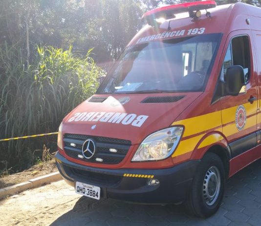 Viatura dos bombeiros militares que atendeu ocorrência de homem que morreu esmagado após trator tombar