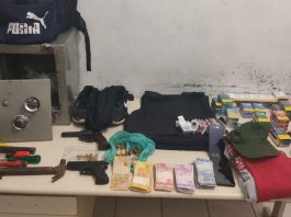 Grupo armado invade mercado em Araquari, rouba clientes, funcionários e cofre