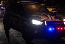 Viatura da Polícia Civil de Joinville com o giroflex ligado