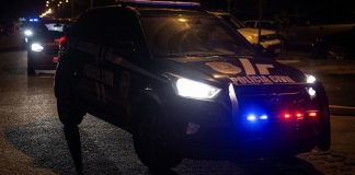 Viatura da Polícia Civil de Joinville com o giroflex ligado