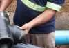 Trabalhador realiza serviço em tubulação para a Águas de Joinville