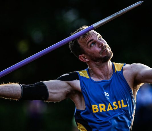 Paratleta Edenilson Floriani lança um dardo