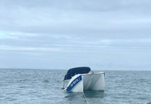 Embarcação naufragada no mar