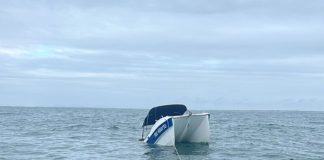 Embarcação naufragada no mar