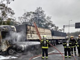 Carreta pega fogo e bloqueia parcialmente trecho da BR-101, em Garuva