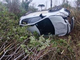 Carro sai de pista e capota, em rodovia do Norte de SC