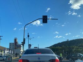 Ventania desliga semáforos e complica o trânsito em Joinville
