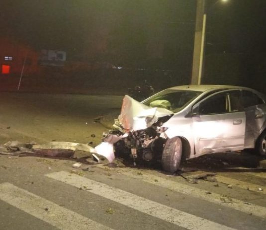 Adolescentes roubam dois carros, amarram vítima ao volante e sofrem acidente em Joinville