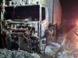 Cabine de carreta fica destruída após pegar fogo na SC-418, em Joinville