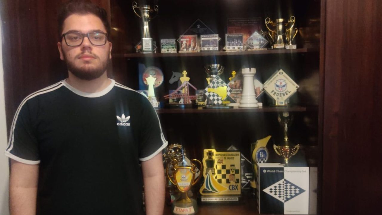 Mestre de xadrez vai jogar contra 30 pessoas ao mesmo tempo em Joinville -  NSC Total