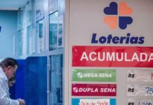 Casa lotérica com clientes ao fundo e nome das loterias na parede