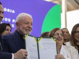Lula sanciona lei que garante igualdade salarial entre homens e mulheres Presidente Lula participa de Cerimônia de Sanção a Projeto de Lei que trata da igualdade salarial entre mulheres e homens