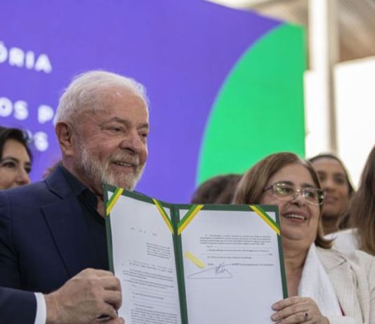 Lula sanciona lei que garante igualdade salarial entre homens e mulheres Presidente Lula participa de Cerimônia de Sanção a Projeto de Lei que trata da igualdade salarial entre mulheres e homens