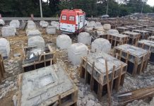 Ambulância do Samu em canteiro de obras