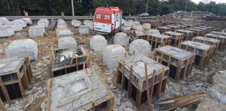 Ambulância do Samu em canteiro de obras